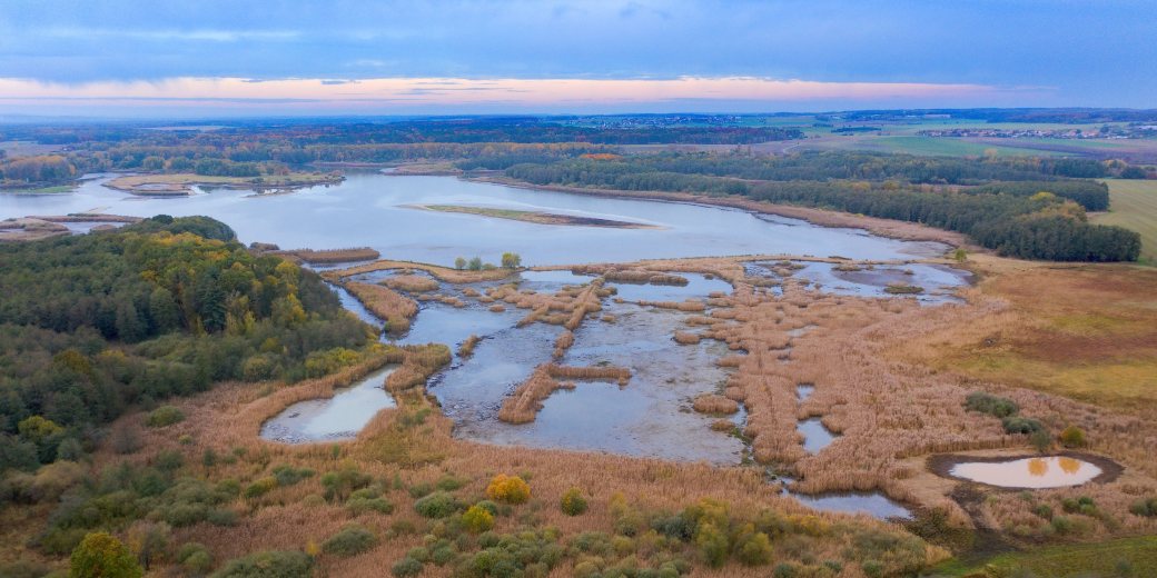 Pohled na podzimní Bohdanečský rybník z výšky.