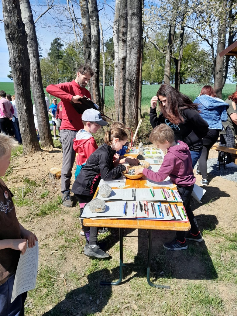 Děti řeší úkoly u dětského stanoviště.