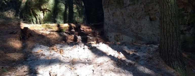 Uklizený prostor po odstraněném tábořišti.
