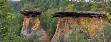 Pohled na geologický útvar Mšenské pokličky.